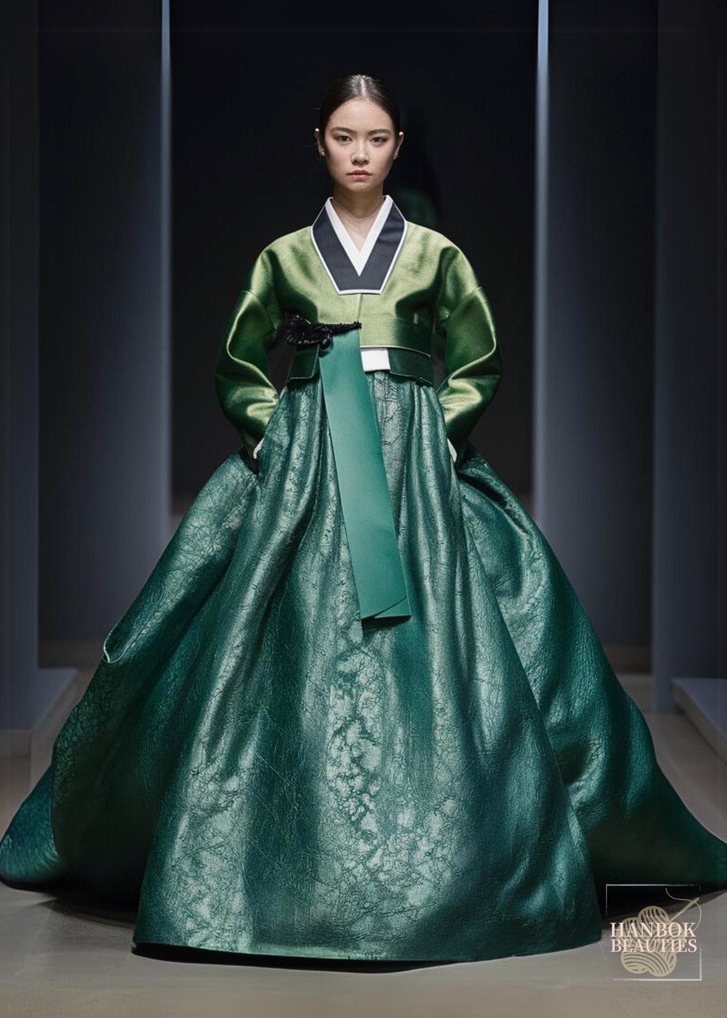 modern-minimalist-green-hanbok-design-flowing-silhouette-contemporary-korean-fashion-statement